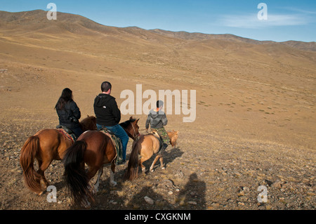 Les cavaliers dans le désert de Gobi de Mongolie Banque D'Images