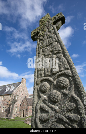 Isle d'Iona, en Écosse. À angle faible vue pittoresque de St Martin's Cross avec St John's Cross et Iona Abbey dans l'arrière-plan. Banque D'Images