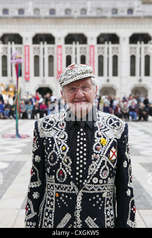 Les Pearly Kings & Queens' Costermongers Harvest Festival tenu à Guildhall Yard, & St Mary-le-Bow Church, Londres, Angleterre, Royaume-Uni Banque D'Images