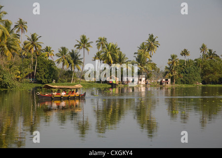 Maison traditionnelle saliing en bateau le long du canal dans les backwaters près de Alleppey, Kerala, Inde. Banque D'Images