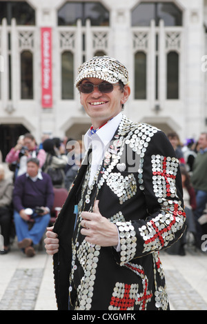 Les Pearly Kings & Queens' Costermongers Harvest Festival tenu à Guildhall Yard, & St Mary-le-Bow Church, Londres, Angleterre, Royaume-Uni Banque D'Images