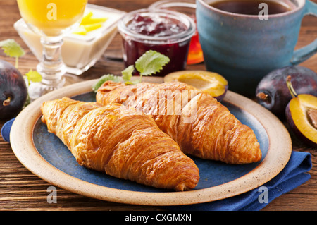 Le petit-déjeuner avec des croissants et de la confiture Banque D'Images