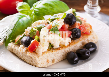 Sur focaccia bruschetta à la feta et olives Banque D'Images