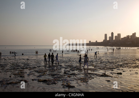 Coucher du soleil sur la plage de Chowpatty, Mumbai, Inde. Banque D'Images
