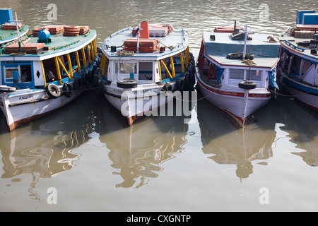 Bateaux amarrés traditionnel près de la porte de l'Inde, Mumbai, Inde. Banque D'Images