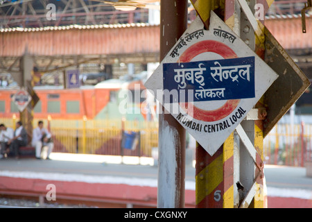 La pittoresque gare de Mumbai locaux centraux, Mumbai, Inde. Banque D'Images