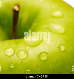 La pomme verte avec des gouttes d'eau sur sa surface Banque D'Images