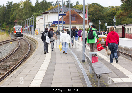 La gare de Bad Doberan, Allemagne avec le train de passagers qui viennent d'arriver. Banque D'Images