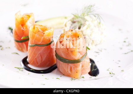 Rouleaux de saumon avec crème d'avocat Banque D'Images