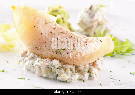 Filet de poisson avec la crème d'avocat Banque D'Images