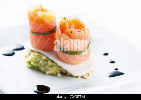 Rouleaux de saumon avec crème d'avocat Banque D'Images