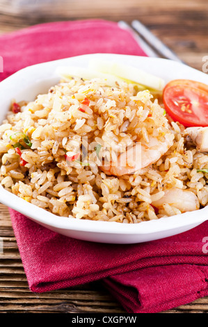 Riz frit aux crevettes et poulet Banque D'Images