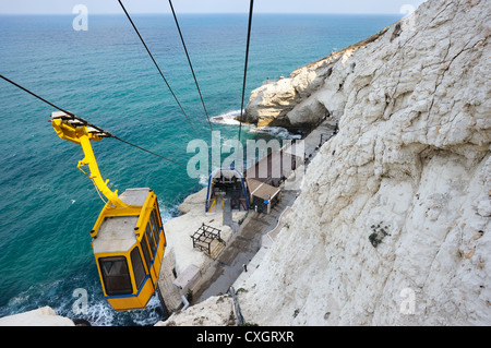 Les falaises de craie blanche de Rosh ha-Hanikra sur la frontière nord d'Israël Banque D'Images