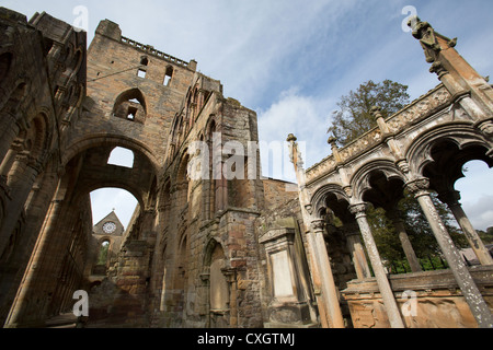 Ville de Jedburgh, Ecosse. La façade est du début du xiie siècle reste en ruine d'Abbaye de Jedburgh. Banque D'Images