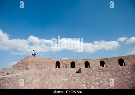 Détail de la vieille ville, remparts de la citadelle d'Ankara, capitale de la Turquie, avec les visiteurs profiter de la vue. Banque D'Images