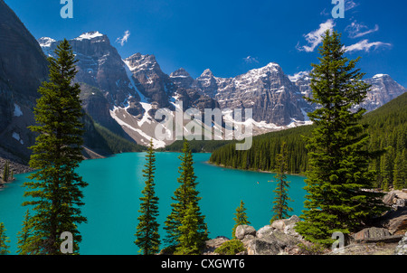 L'ALBERTA, CANADA - lac Moraine, un lac glaciaire dans le parc national de Banff. Banque D'Images