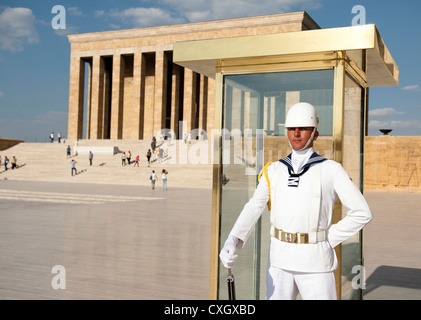 Soldat marin sur la garde à Anitkabir, le mausolée d'Atatürk, président et fondateur de la République turque Banque D'Images