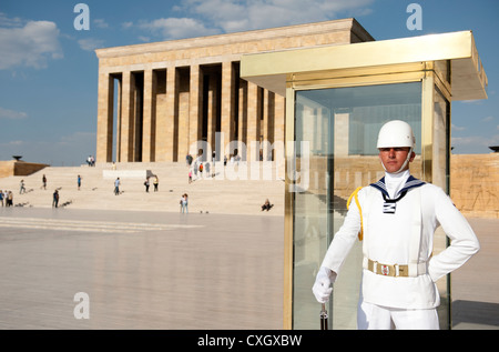 Soldat marin sur la garde à Anitkabir, le mausolée d'Atatürk, président et fondateur de la République turque Banque D'Images