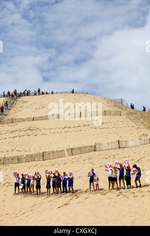 Les gens de Siblu organisation dans la lutte contre le cancer dans la célèbre Dune du Pyla, à Pyla sur Mer, France. Banque D'Images