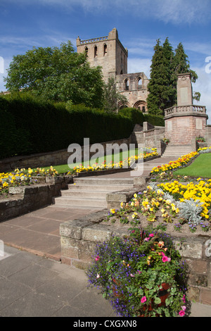 Ville de Jedburgh, Ecosse. Les Jedburgh War Memorial et jardins avec Jedburgh Abbey dans l'arrière-plan. Banque D'Images