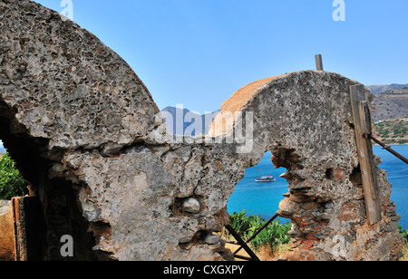 Vue sur Caique reliant les touristes à Spinalonga de la colonie ottomane. Spinalonga était auparavant utilisé comme colonie de léper. Crète, Grèce Banque D'Images