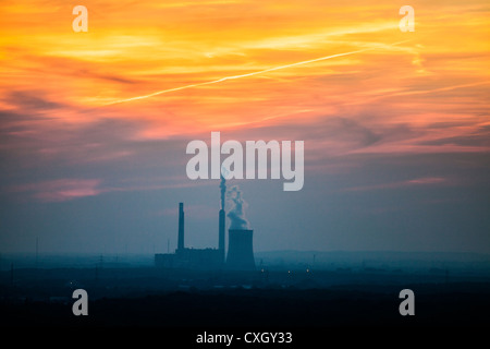 Coucher du soleil à STEAG centrale de charbon Voerde. 2157 mégawatts. Niederrhein Voerde, NRW, Allemagne, Europe. Banque D'Images