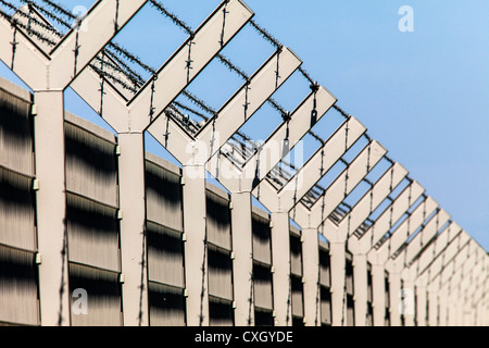 Des barbelés, d'une zone protégée. Fer à repasser, clôture métallique avec des barbelés sur le dessus. Banque D'Images