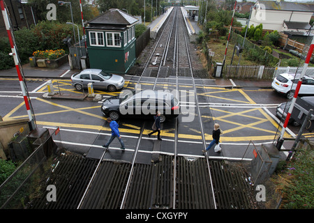 Un passage à niveau à l'Hampden Park gare à Eastbourne, East Sussex, UK. Banque D'Images