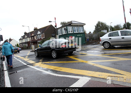 Un passage à niveau à l'Hampden Park gare à Eastbourne, East Sussex, UK. Banque D'Images