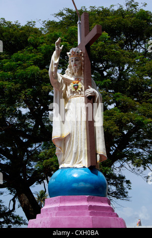 Kristraj Jésus Christ portant la Sainte Croix sculpture en face de l'Église à Kerala, Inde Banque D'Images