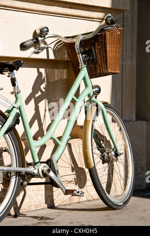 Bicycle leaning against wall à Paris, France Banque D'Images