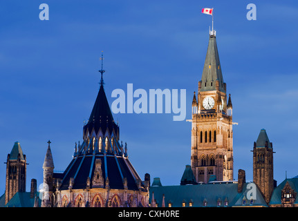 Un gros plan de l'architecture de la Bibliothèque du Parlement canadien et à 17 h 00 à Ottawa, Canada. Banque D'Images