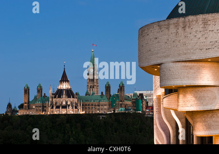 Le Parlement canadien vu à la tombée de la civilisation canadienne du musée sur la rivière des Outaouais. Banque D'Images