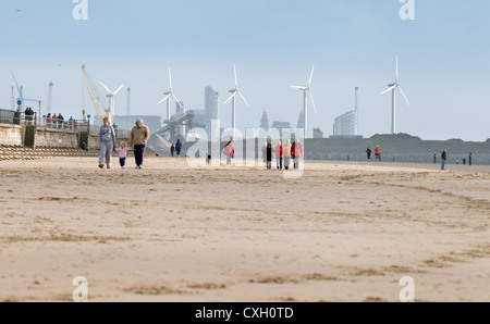 Vue sur Crosby Beach, le parc éolien dans l'arrière-plan, Liverpool, Merseyside, Lancashire, UK Banque D'Images