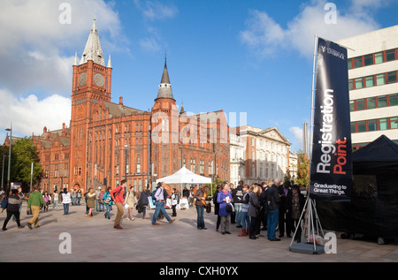 Les étudiants fréquentant une journée portes ouvertes au Campus de l'Université de Liverpool, Liverpool UK Banque D'Images