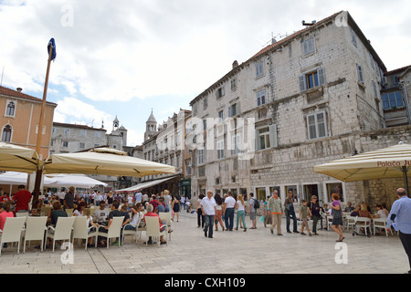 Restaurants en plein air Narodni trg Pjaca, Vieille Ville, Split, Croatie, comté de Split-Dalmatie Banque D'Images
