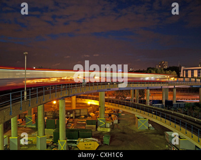 Vue de la nuit de train DLR en transit, West India Quay, Londres, Angleterre, Royaume-Uni Banque D'Images