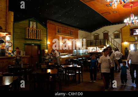 À l'intérieur d'une réplique d'un wild west saloon. Attraction touristique climatique divertissement vieux wild west à la Reserva Sevilla Banque D'Images