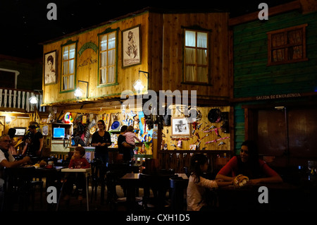 À l'intérieur d'une réplique d'un wild west saloon. Attraction touristique climatique divertissement vieux wild west à la Reserva Sevilla Banque D'Images