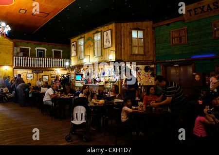 À l'intérieur d'une réplique d'un wild west saloon. Attraction touristique climatique divertissement vieux wild west à la Reserva Sevilla Banque D'Images