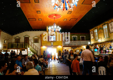 À l'intérieur d'une réplique d'un wild western saloon. Attraction touristique climatique divertissement vieux wild west à la Reserva Sevilla Banque D'Images