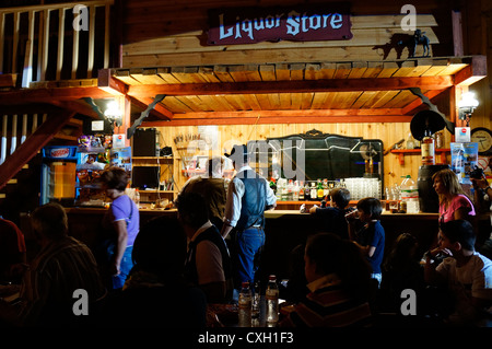 À l'intérieur d'une réplique d'un wild west saloon. Cowboys dans un vieux western saloon à la Reserva Sevilla El Castillo de las Guardas. Banque D'Images