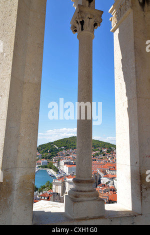 Vue sur la vieille ville de tour de cathédrale Saint Dommios, Split, Croatie, comté de Split-Dalmatie Banque D'Images