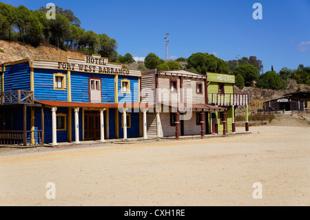 Ville de l'Ouest, en vue de face d'un vieux fort de l'hôtel west Barranco, à la Reserva Sevilla El Castillo de las Guardas, Espagne Banque D'Images