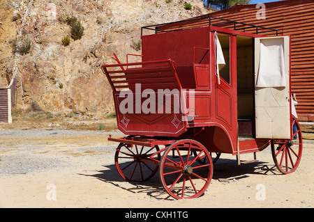 Ville de l'ouest, vue d'un beau rouge de l'wagon depuis les jours de l'ouest sauvage de Séville, Espagne Banque D'Images