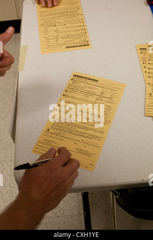 Les parents bénévoles mener une campagne d'inscription pour les jeunes de 18 ans à l'école secondaire à Austin, Texas Banque D'Images