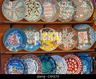 Affichage des plaques en céramique richement décoré à l'intérieur d'une échoppe de marché Banque D'Images