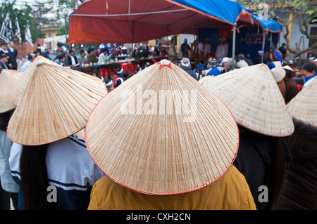Les femmes portant des chapeaux coniques traditionnels vietnamiens. Tourné par derrière autour de Ninh Binh, Vietnam. Banque D'Images
