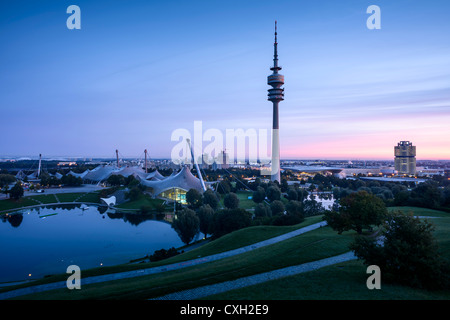 TV Tower, Tour de l'Olympia et l'Olympiahalle, dans le parc olympique, avec la BMW bâtiment en arrière-plan, Munich, Bavaria, PublicGround Banque D'Images