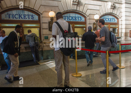 Hoboken, NewJersey, États-Unis, New York City Area, NJ transit train Station, 'Hoboken terminal' ligne de billets, personnes achetant des billets en groupe Banque D'Images